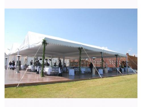 Montaje de boda en jardín