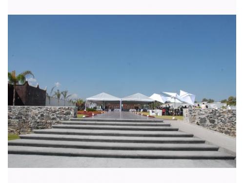 Escaleras entrada principal a jardín