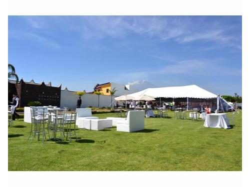 Jardín con montaje lounge