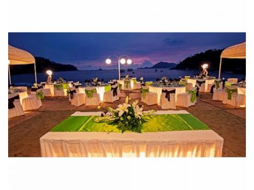 Área en la playa para banquete de bodas