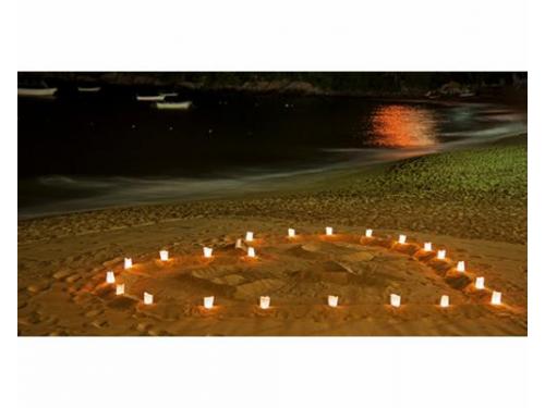 Corazón con velas en la playa