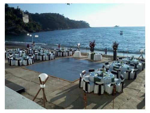 Montaje para banquete con vista a la playa