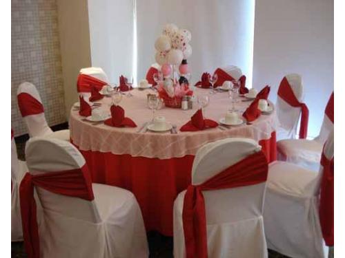 Montaje en rojo con blanco