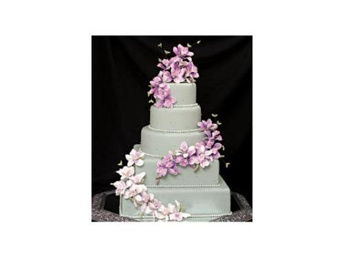 Gran pastel de cinco pisos con decoración floral