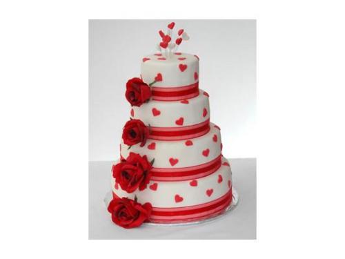 Novedoso pastel blanco con listones y corazones rojos