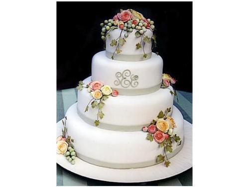 Cuidan cada detalle del pastel para satisfacción