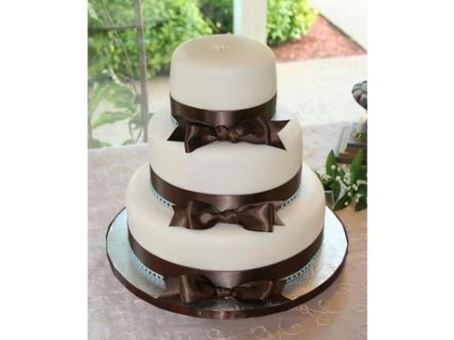 Elegante pastel fondant de 3 pisos con listones en color café