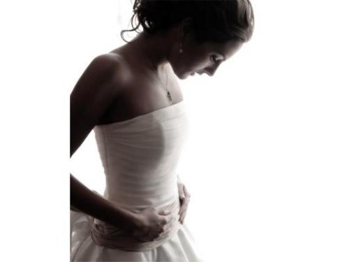 Fotografiando a la novia ajustándose su vestido