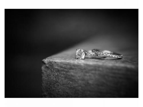 Anillos de los novios blanco y negro