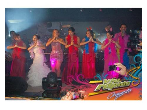 Tus invitados participando en los bailes en el escenario