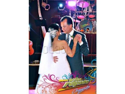 Los recién casados abriendo el baile de su boda
