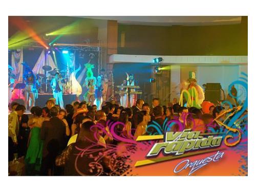 Animando la fiesta de tu boda con zanqueros