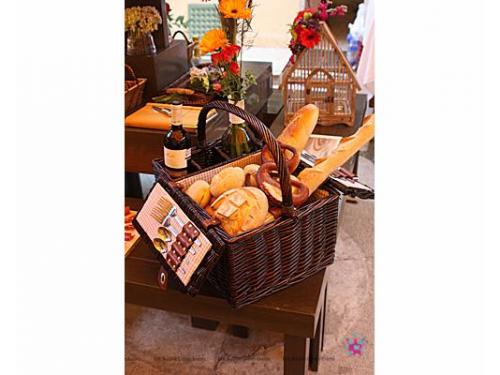 Botella de vino y canasta con pan