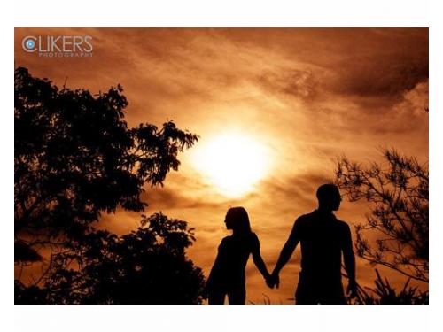 Novios con bello atardecer