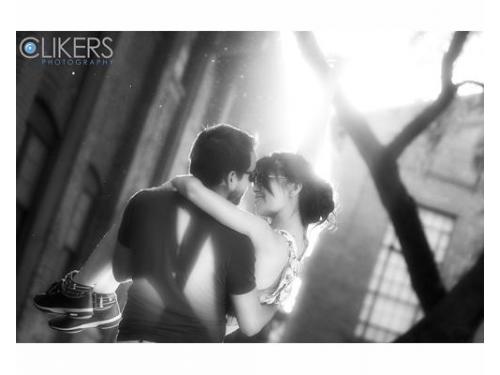 Novio cargando a la novia