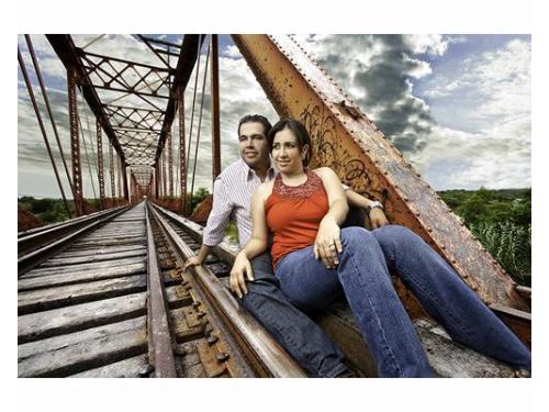 Novios en las vias del tren