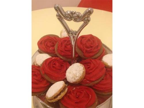 Galletas de rosas rojas y alfajores
