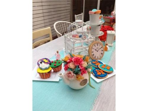 Mesa de la alicia en el país de las maravillas