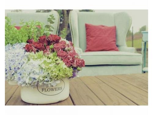 Mobiliario con colores vivos