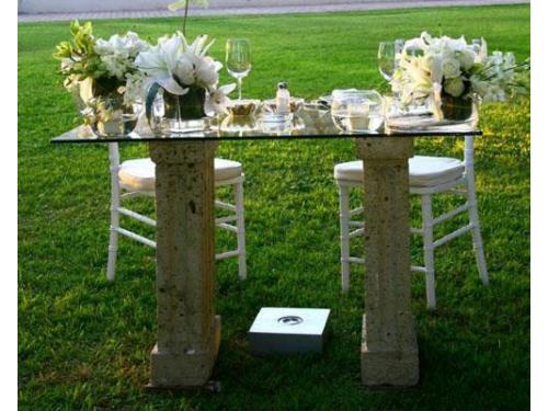 Mesa de novios en el jardín