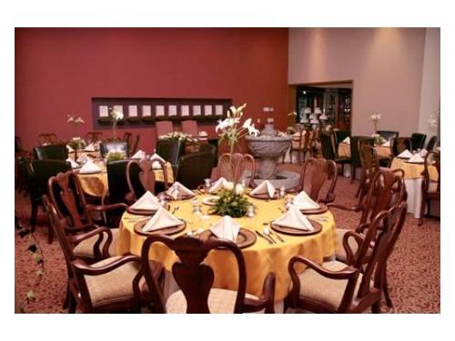 Montaje en sillas elegantes