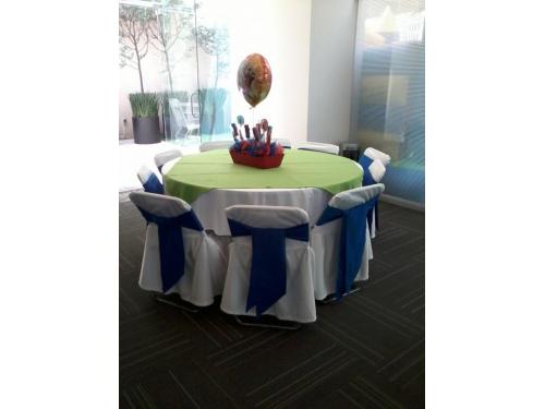 mesa redonda en salon de eventos