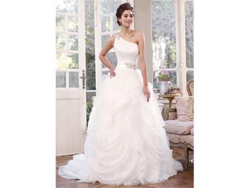 Vestido a un hombro con detalles de pedrería