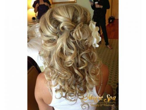 Peinado curly con tocado