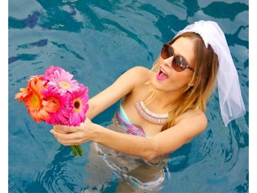 Novia con ramo en piscina