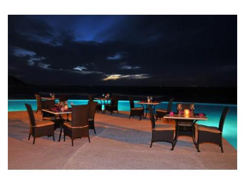 Cenas frente la alberca