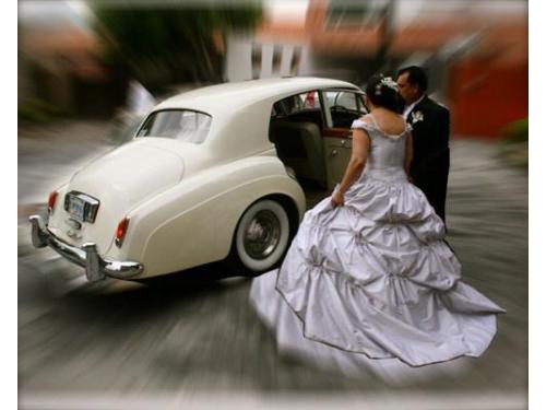 Novios en automóvil