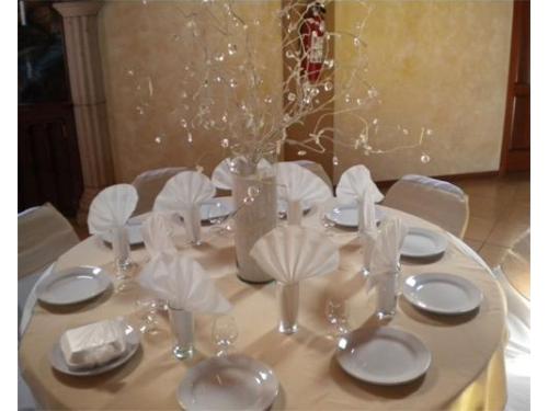 Hermosa decoración con vajilla de porcelana