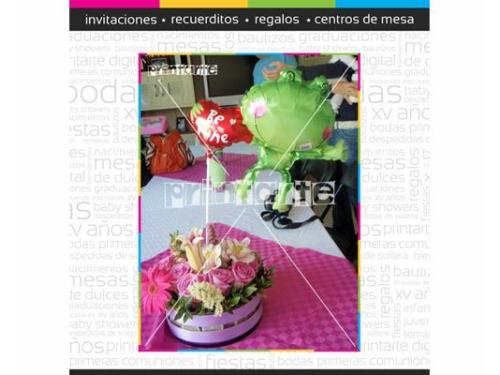Centro de mesa con flores y globos