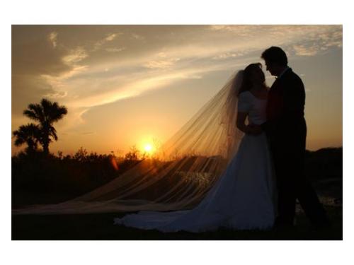Novios en el atardecer