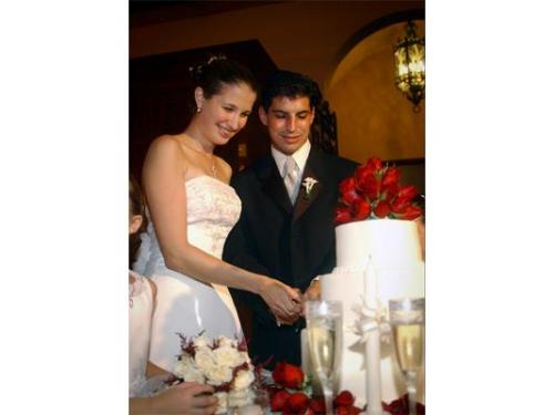 Novios cortando el pastel