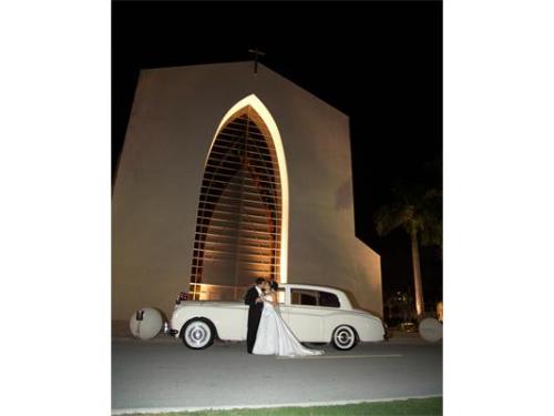 Novios junto al auto