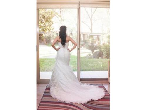 Novia mirando a la ventana