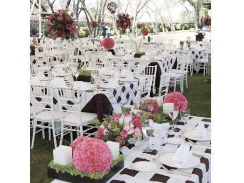 Montaje en mesas bellamente adornadaas