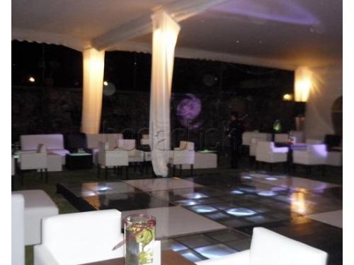 Lounge con pista en medio