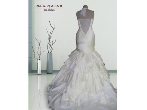 Vestido de novia descubierto de la espalda