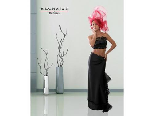 Vestido negro con tocado