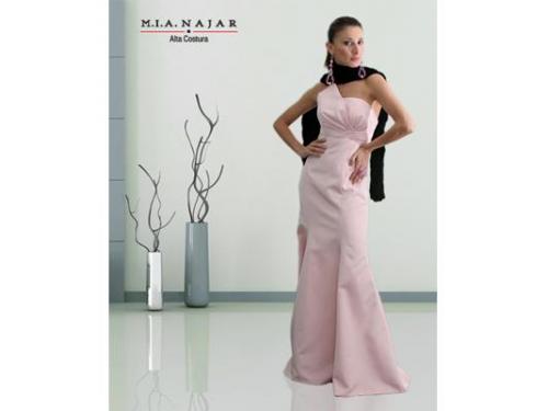 Vestido rosa con estola negra