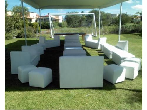 Montaje de salas en jardín