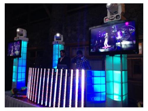 Escenario del dj iluminado
